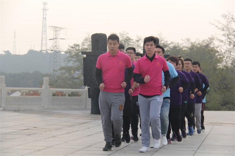 赢咖娱乐新闻：“不忘初心，，，，，继续前进”